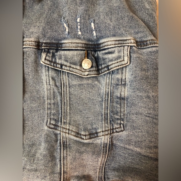AKIRA WOMEN'S CROPPED DISTRESSED DENIM JACKET SIZE: 1X - Picture 9 of 10